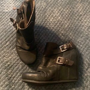OTBT size 8.5 black leather fur lined wedge booties